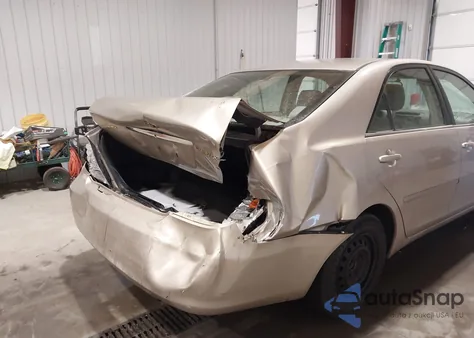 2002 Toyota Camry Le z USA, uszkodzony, nr VIN 4T1BE32K42U559875